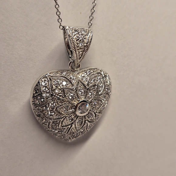 Silver, heart shaped pendant with cubic zirconia diamond. - Picture 8 of 9